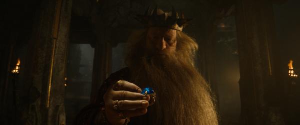 Bild 1 von 4: König Durin III. (Peter Mullan) nimmt einen der Zwergenringe an sich. Das hat Folgen.