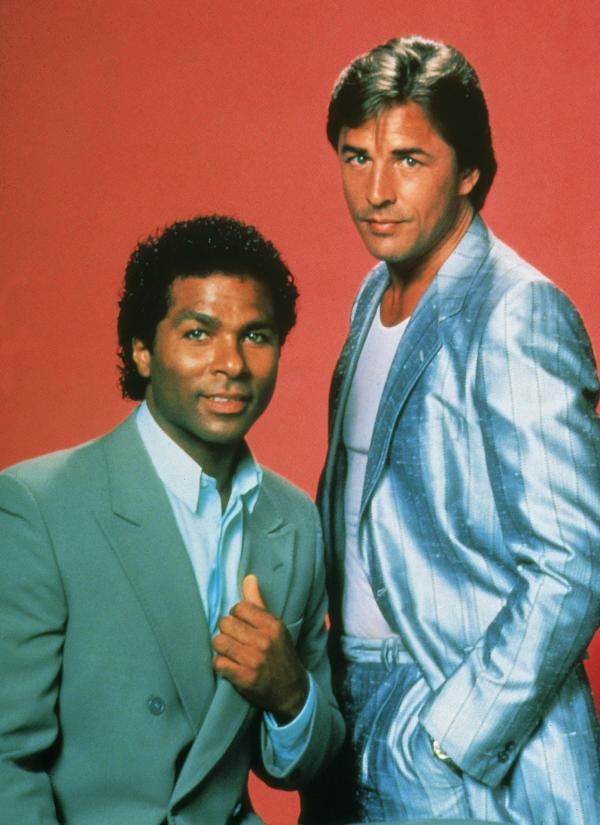Bild 1 von 7: Sonny Crockett (Don Johnson, re.) und Ricardo Tubbs (Philip Michael Thomas) kämpfen gemeinsam gegen die kolumbianische Drogenmafia.