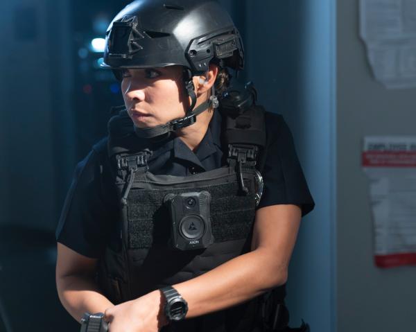 Bild 1 von 4: Nach 100 Tagen im Dienst müssen die Rookies ihr Können zeigen, so auch Celina Juarez (Lisseth Chavez).