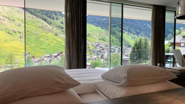 Bild 1 von 42: Im Bild: Vals Aussicht aus dem Hotel.