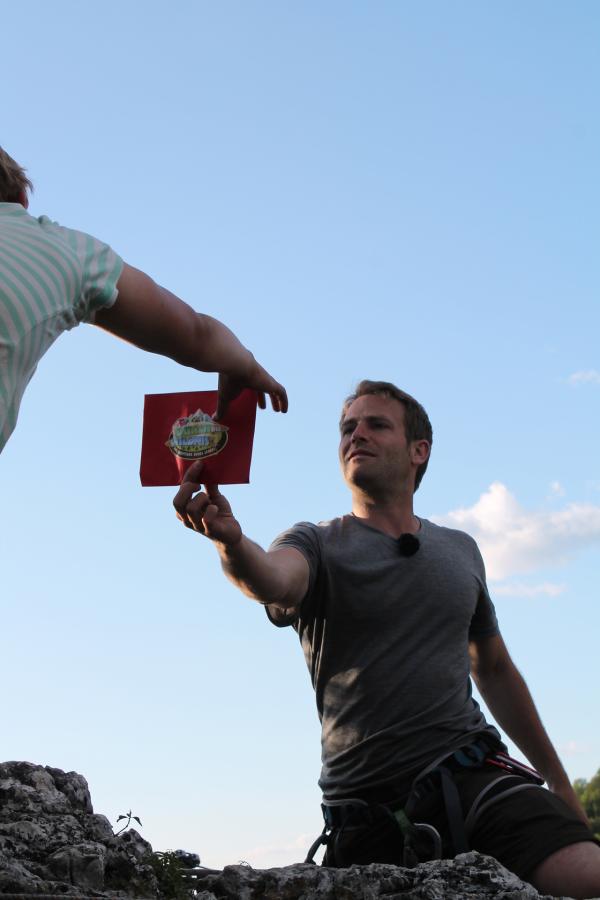 Bild 1 von 1: Wildniscoach Tobi überreicht den ersehnten Umschlag.