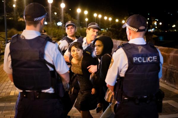 Bild 1 von 3: Endlich gelingt es Alex (Deborah Mailman, 3.v.l.), sich mit Jess (Shantae Barnes-Cowan, 2.v.r.) zu treffen, um über den Tod von Marcie Maclean zu sprechen. Doch sie sind nicht die Einzigen, die von ihrem Treffen wissen Ö