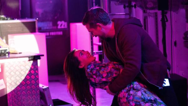 Bild 1 von 10: Sabine Grünberg (Doris Golpashin, l.); Jan Rothe (Klaas Heufer-Umlauf, r.)