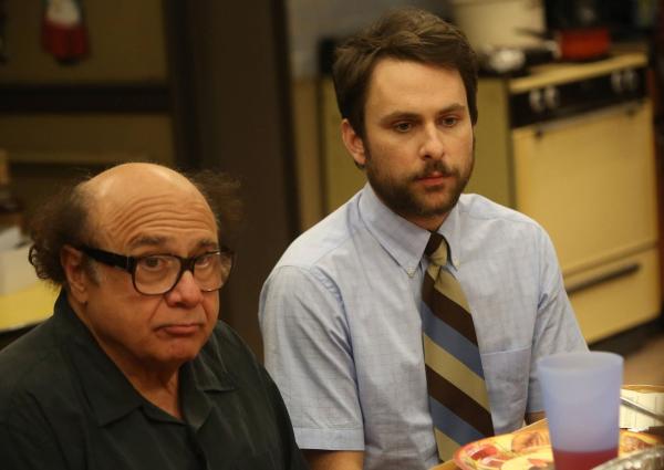 Bild 1 von 7: Frank Reynolds (Danny DeVito, l.); Charlie Kelly (Charlie Day, r.)