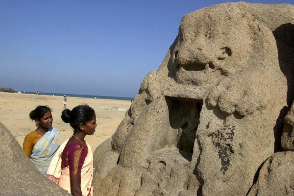 Bild 1 von 2: Am 26. Dezember 2004 ereignete sich eines der größten jemals registrierten Erdbeben. Der enorme Zittern verursachte Tsunamis auf der ganzen Welt, einschließlich der Stadt Mahabalipuram in Indien. Als die Wellen vom Mahabalipuram-Ufer zurückgingen, spülten sie eine Unterwasserstadt und einen Tempel frei, dessen Existenz nur in der lokalen Folklore angedeutet worden war. Könnten sie ein Beweis dafür sein, dass unser Planet von außerirdischen Wesen besucht wurde, die sich in destruktiver Kriegsführung befinden