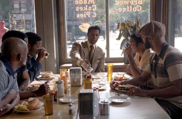 Bild 1 von 17: In den 70er Jahren erhebt sich in New York ein neuer Stern am Gangsterhimmel: Frank Lucas (Denzel Washington, M.) ist der erste Afroamerikaner, der die Mafia in den Schatten stellt ...