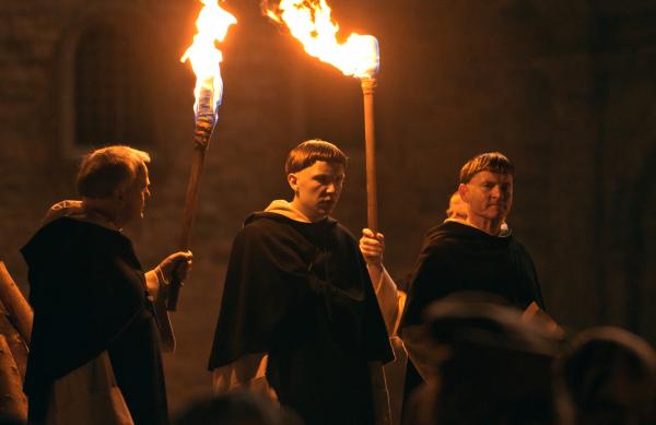 Bild 1 von 13: Heinrich Institoris (Philipp Moog, r.) ist ein religiöser Eiferer. Völlig besessen von seiner Vorstellung, dass Frauen das Werk des Teufels sind, ist er zu allem bereit, um die angeblichen Hexen zu vernichten. In Abt Torrani (Bernhard Schütz, l.) und Battista Nardini (Leonard Carow, Mitte) findet er Verbündete.