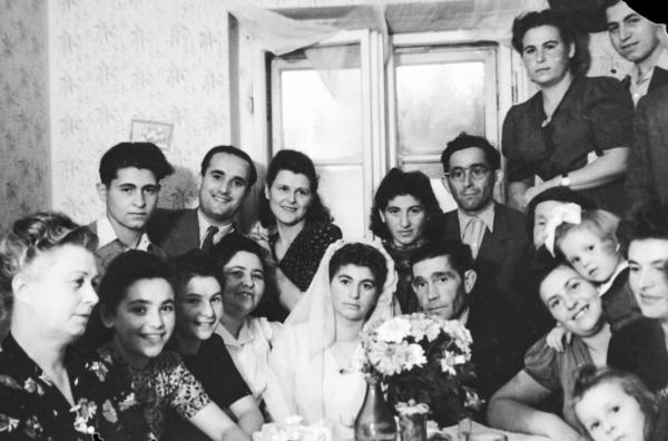 Bild 1 von 3: Das Leben in den provisorischen Lagern für ?Displaced Persons? normalisierte sich mit der Zeit ? man feierte Hochzeiten und Geburten.