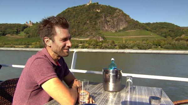 Bild 1 von 3: Vom Rheinschiff aus hat Moderator Daniel Aßmann eine ganz andere Perspektive auf den Drachenfels und die Weinberge.