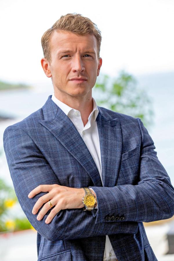 Bild 1 von 10: Im Bild: Tom Varey (Charlie Lewis).