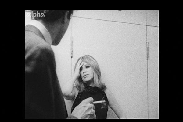 Bild 1 von 3: Hildegard Knef nach einem anstrengenden Auftritt in der Garderobe mit ihrem Mann.