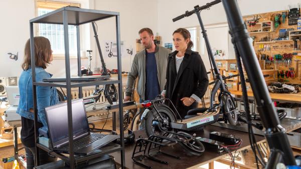 Bild 1 von 7: Die Kommissare Lars Pöhlmann (Dominic Boeer, M.) und Karoline Joost (Nike Fuhrmann, r.) informieren Greta Matthes (Lena Schmidtke, l.), die Geschäftsführerin des E-Scooter-Verleihs, über den Tod ihres Partners. Diese wirkt ehrlich erschüttert. Oder ist sie einfach nur eine verdammt gute Schauspielerin? Hat sie etwas mit dem Tod ihres Freundes und Geschäftspartners zu tun?