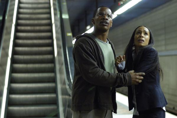 Bild 1 von 12: Zufällig erfährt Max (Jamie Foxx, l.), dass das nächste avisierte Mordopfer eine gute Bekannte von ihm ist: Staatsanwältin Annie (Jada Pinkett Smith, r.). In letzter Sekunde gelingt es ihm, diese ausfindig zu machen. Gemeinsam begeben sie sich auf die Flucht vor dem zu allem entschlossenen Killer ...