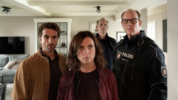 Bild 1 von 12: Durch Zufall findet Polizist Schneider (Stephan A. Tölle, r.) in einem Schrank die Bogenschießausrüstung von Leif Conradi. Hinnerk Feldmann (Oliver Wnuk, l.), Ina Behrendsen (Julia Brendler) und Carl Sievers (Peter Heinrich Brix, 2.v.r.) rätseln, ob der Autor mit seinem eigenen Equipment getötet wurde.