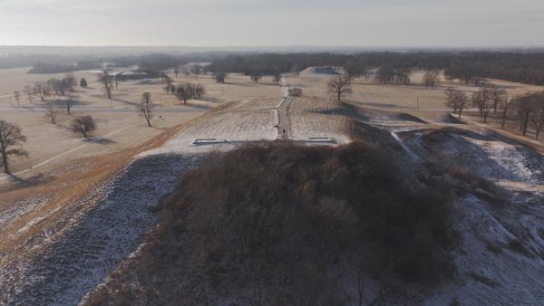 Bild 1 von 4: Schon vor der Entdeckung Amerikas durch die Europäer ist der Kontinent besiedelt. Davon zeugen die Grabhügel der Stadt Cahokia.