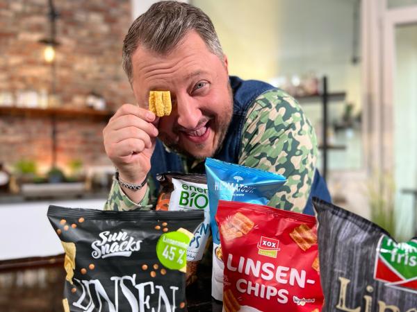 Bild 1 von 3: Wie gut sind Linsenchips, und was steckt eigentlich drin? Produktentwickler Sebastian Lege zeigt, ob Chips aus Linsen eine echte Alternative zu Kartoffelchips sein können.