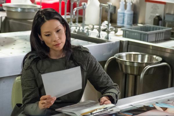 Bild 1 von 15: Joan Watson (Lucy Liu) versucht, mit ihrer Enttäuschung über Mycroft fertig zu werden. Doch dann erfährt sie etwas, das ihn in einem anderen Licht erscheinen lässt ...