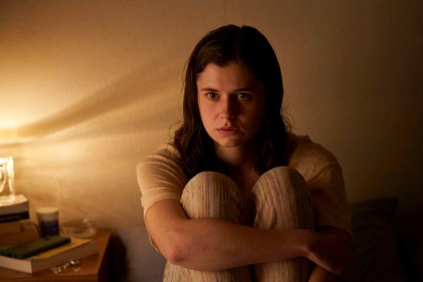 Bild 1 von 3: Gerade als es Frances (Alison Oliver) so schlecht geht, wie noch nie, bekommt sie Besuch von jemanden, mit dem sie nicht gerechnet hat.