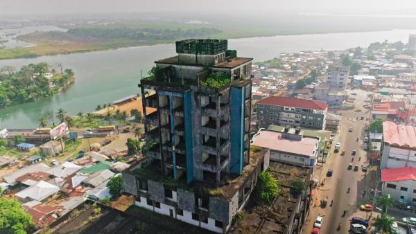 Bild 1 von 3: Einst das Hauptquartier von Liberias True Whig Party: Das E. J. Roye Building im Herzen Monrovias.