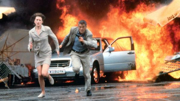 Bild 1 von 4: Nuklearexpertin Julia Kelly (Nicole Kidman) und Lieutenant Thomas Devoe (George Clooney) müssen die neun gestohlenen Bomben finden..