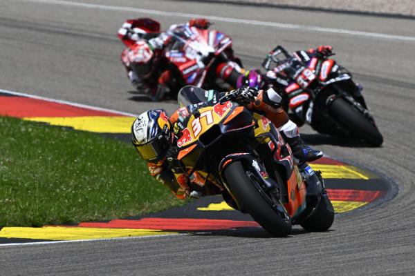 Bild 1 von 15: Pedro Acosta performs during Stop 11 of the MotoGP World Championship, German Grand Prix, at Sachsenring in Oberlungwitz, Germany, on July 12, 2026. // SI202607120373 // RBMN / MotoGP World Championship / 2026 / Stop 11 - Sachsenring, Germany // Gold & Goose / Red Bull Content Pool
