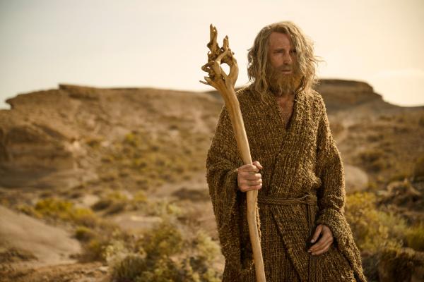 Bild 1 von 4: Der Fremde (Daniel Weyman) kommt zu seinem Zauberstab und zu seinem Namen: Gandalf.