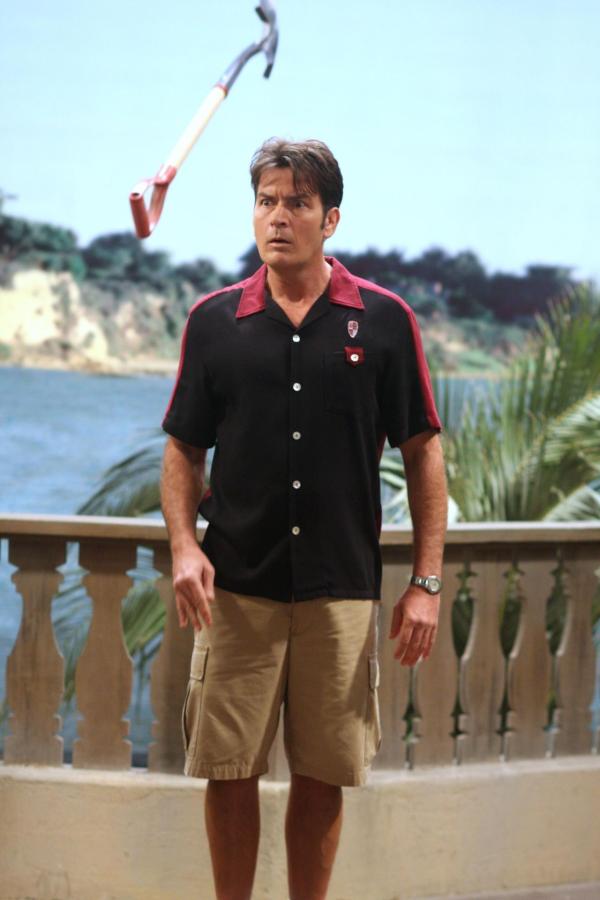 Bild 1 von 21: Nachdem Charlie (Charlie Sheen) den Kater seiner verlobten Sir Lancelot mit dem Auto überfahren hat, sind alle Spuren beseitigt ...