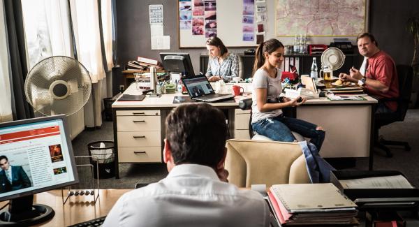 Bild 1 von 16: Kommissar Zeki Demirbilek (Tim Seyfi, Mitte Vordergrund) mit seiner Migra (im Hintergrund von links:) Isabel Vierkant (Theresa Hanich), Jale Cengiz (Almila Bagriacik) und Pius Leipold (Michael A. Grimm).