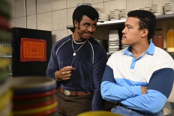 Bild 1 von 5: Rocky Johnson (Joseph Lee Anderson, l.); Dwayne Johnson (Bradley Constant, r.)