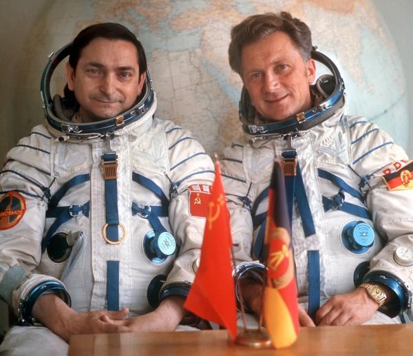 Bild 1 von 1: 1978 fliegen der sowjetische Kosmonaut Waleri Bykowski (l.) und Sigmund Jähn (r.) gemeinsam ins All. In der DDR gefeiert als ein Höhepunkt der Freundschaft mit dem \