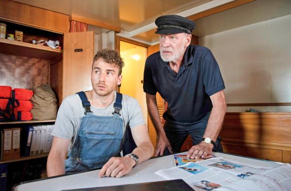 Bild 1 von 3: Im Bild: Kapitän Dresen (Rüdiger Kuhlbrodt, r.) und sein Mitarbeiter Anton Gromow (Mark Ortel, l.) haben etwas zu verbergen.