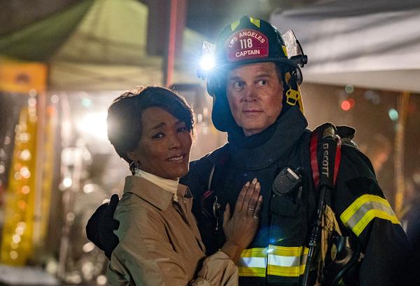 Bild 1 von 17: Athena Grant (Angela Bassett, l.); Bobby Nash (Peter Krause, r.)