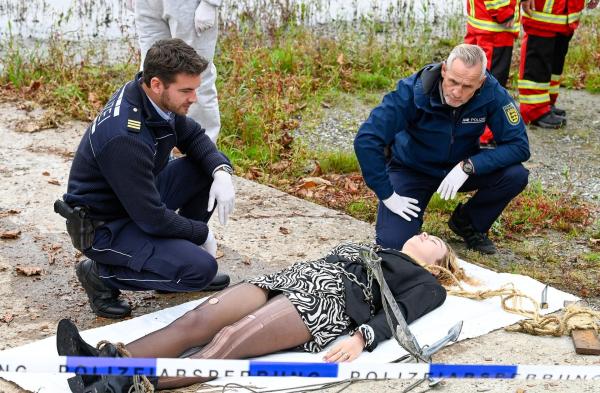 Bild 1 von 1: Im Bild: Jakob Frings (Max König, l.) und Paul Schott (Tim Wilde, r.) untersuchen die Leiche von Viktoria.