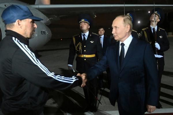 Bild 1 von 2: 01.08.2024, Russland, Moskau: Der russische Präsident Wladimir Putin (r) begrüßt den vom Westen freigelassenen russischen Gefangenen Wadim Krassikow (l.) nach dessen Ankunft auf dem Regierungsflughafen Vnukovo außerhalb von Moskau. Russland und der Westen machen einen beispiellosen Gefangenen-Deal. Es wirkt wie ein Agentenkrimi: Ein verurteilter Mörder und Spione kommen im Austausch für politische Gefangene frei.