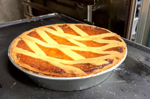 Bild 1 von 2: Wenn in Neapel die Osterglocken läuten, darf eins nicht fehlen: Pastiera, der für das Fest typische Kuchen.
