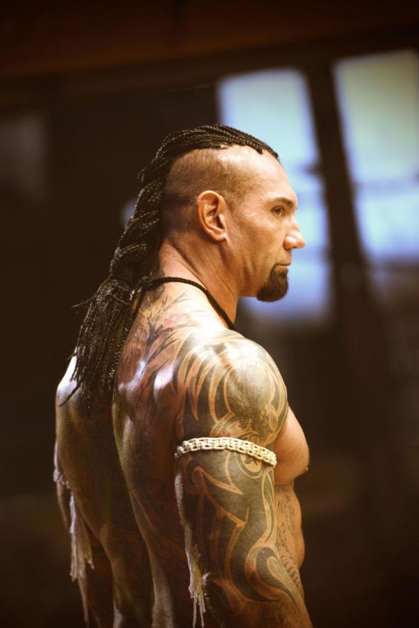 Bild 1 von 8: Der legendäre Hüne Tong Po (Dave Bautista) ist als Thaiboxer ungeschlagen und schreckt auch nicht vor dem Mord an seinem Gegner zurück ...