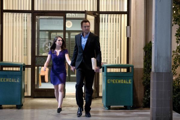Bild 1 von 2: Annie Edison (Alison Brie, l.); Jeff Winger (Joel McHale, r.)