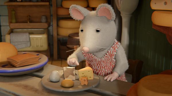 Bild 1 von 2: Julia hat den Verkauf im Käseladen von Tonios Eltern übernommen.