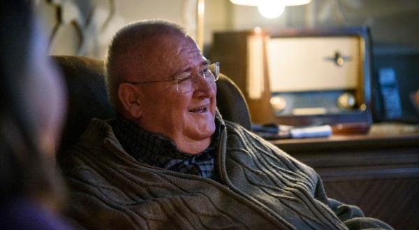 Bild 1 von 4: Horst (Horst Krause) spricht mit Tilla (Luca Marie Lenkewitz).