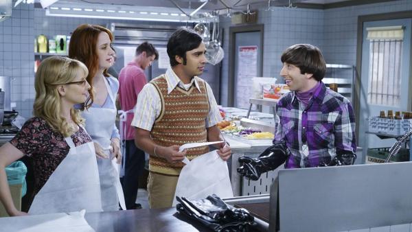 Bild 1 von 14: Anlässlich des Thanksgiving - Festes wollen Howard (Simon Helberg, r.), Bernadette (Melissa Rauch, l.), Raj (Kunal Nayyar, 2.v.r.) und Emily (Laura Spencer, 2.v.l.) in einer Suppenküche aushelfen, während Sheldon und Amy rein Freundschaftlich im Aquarium zu Mittag essen ...
