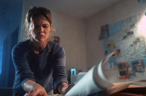Bild 1 von 6: Mathilde (Marie Denarnaud) findet nach langer Suche endlich Carrels Recherche zu den Serienmorden aus den 70ern.
