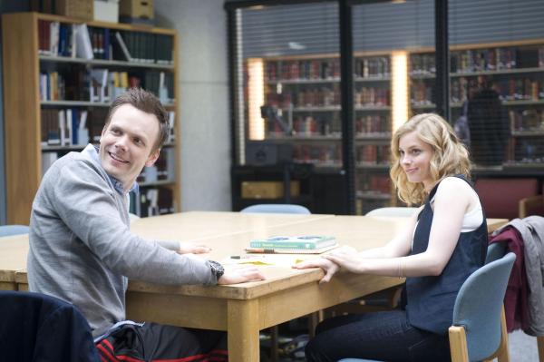 Bild 1 von 38: Kaum auf dem College hat Jeff Wringer (Joel McHale, l.) sofort ein Auge auf die hübsche Britta (Gillian Jacobs, r.) geworfen. Doch wird er bei ihr landen können?