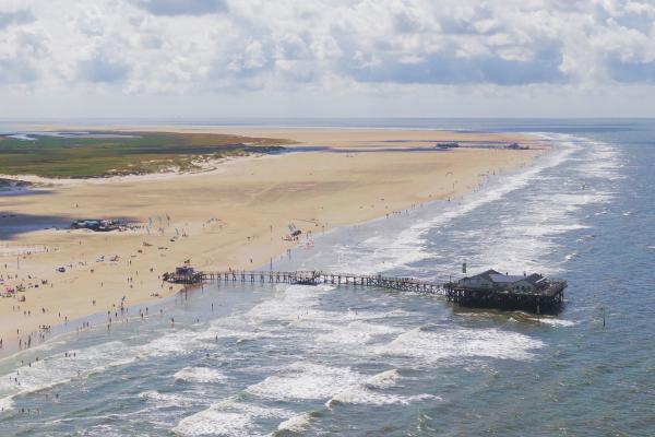 Bild 1 von 4: Das Wahrzeichen von St. Peter-Ording sind die Pfahlbauten am breiten Nordseestrand.