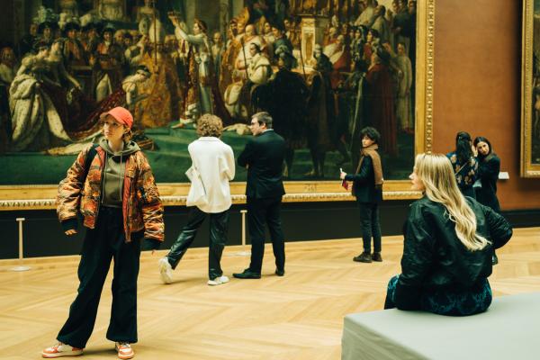 Bild 1 von 6: Auch Alexia (Claire Romain, vorne links) und Tamara (Camille Lou, vorne rechts) sind verkleidet im Louvre unterwegs, um einen Einbruch in das Museum vorzubereiten.