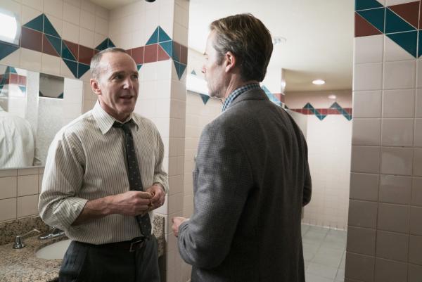 Bild 1 von 15: Evan Birch (Guy Pearce, r.) und sein Anwalt Paul (Clark Gregg, l.) beraten das weitere Vorgehen.