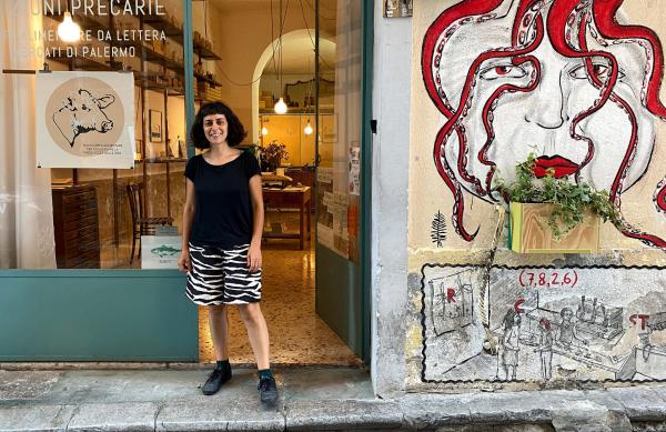 Bild 1 von 4: Carmela Dacchile vor ihrer Galerie \