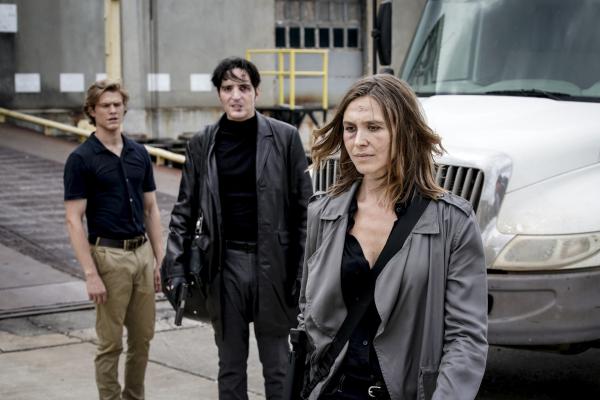 Bild 1 von 17: (v.l.n.r.) MacGyver (Lucas Till); Murdoc (David Dastmalchian); Amber (Sarah Sokolovic)