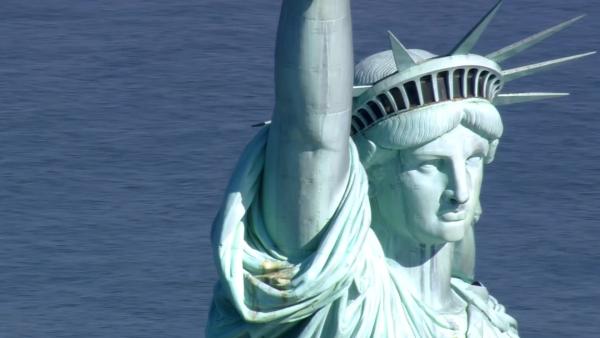 Bild 1 von 4: Seit ihrer Einweihung im Oktober 1886 steht die Freiheitsstatue im Hafen von New York City.