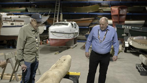 Bild 1 von 5: Robert and Dick examine the timber that is linked to their Native American history.