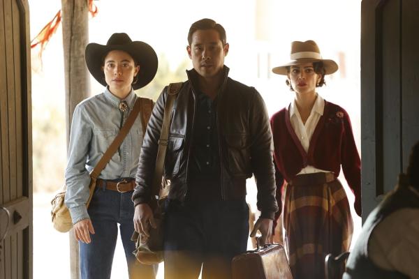 Bild 1 von 12: (v.l.n.r.) Dean (Wilder Yari); Dr. Ben Song (Raymond Lee); Sarah (Hollie Bahar)